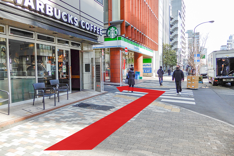 スターバックスとファミリーマートの間の路地に入り、スターバックスの建物沿いに進みます。
